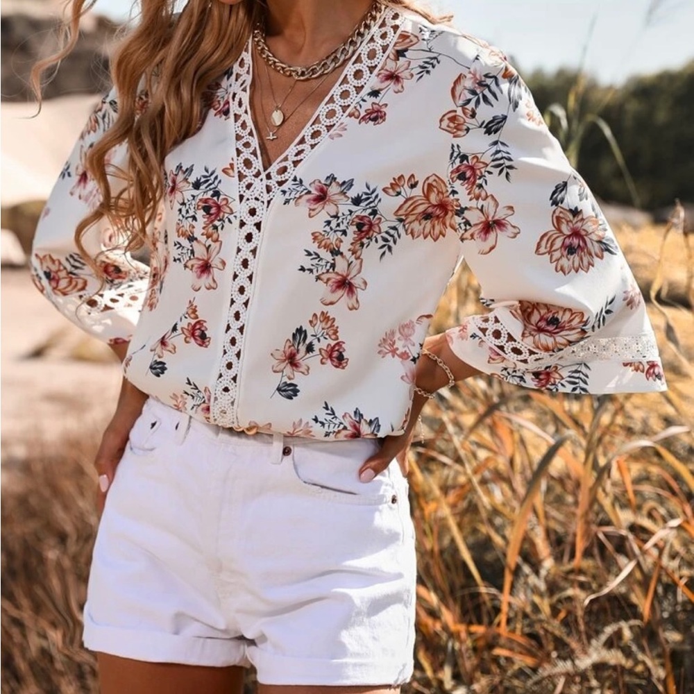 2X HOST PICK 🎉 White floral print lace insert trumpet sleeve blouse -Size S (4)